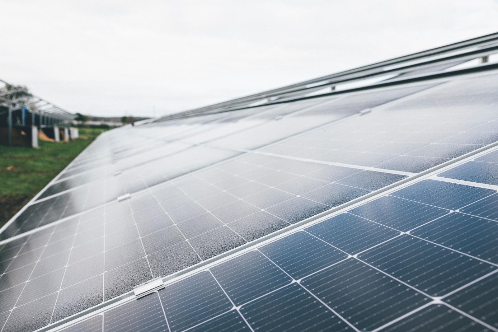 Zonnepanelen op een veld