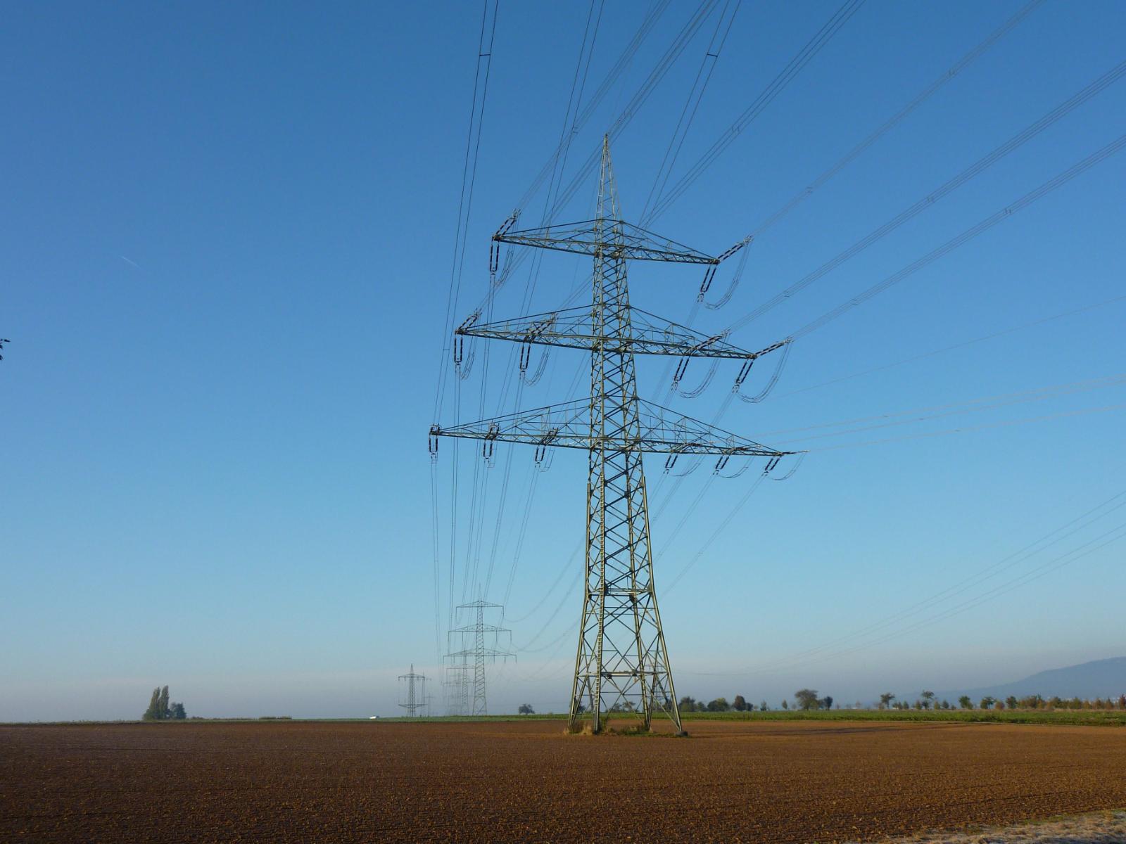 Hoogspanningsmast in een veld