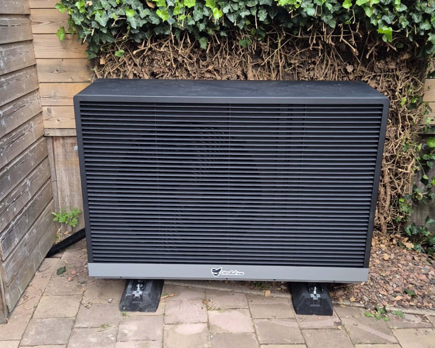 Installateur plaatst warmtepomp